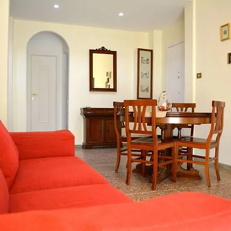 2 Bedroom Flat Centre *