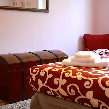 2 Bedroom Flat Centre * Roma